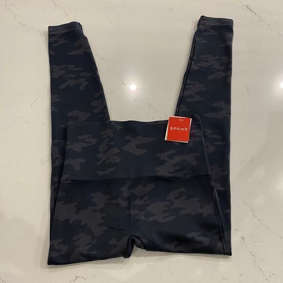 NWT Spanx Look at Me Now Camo Black Leggings Size Medium - Picture 3 of 12